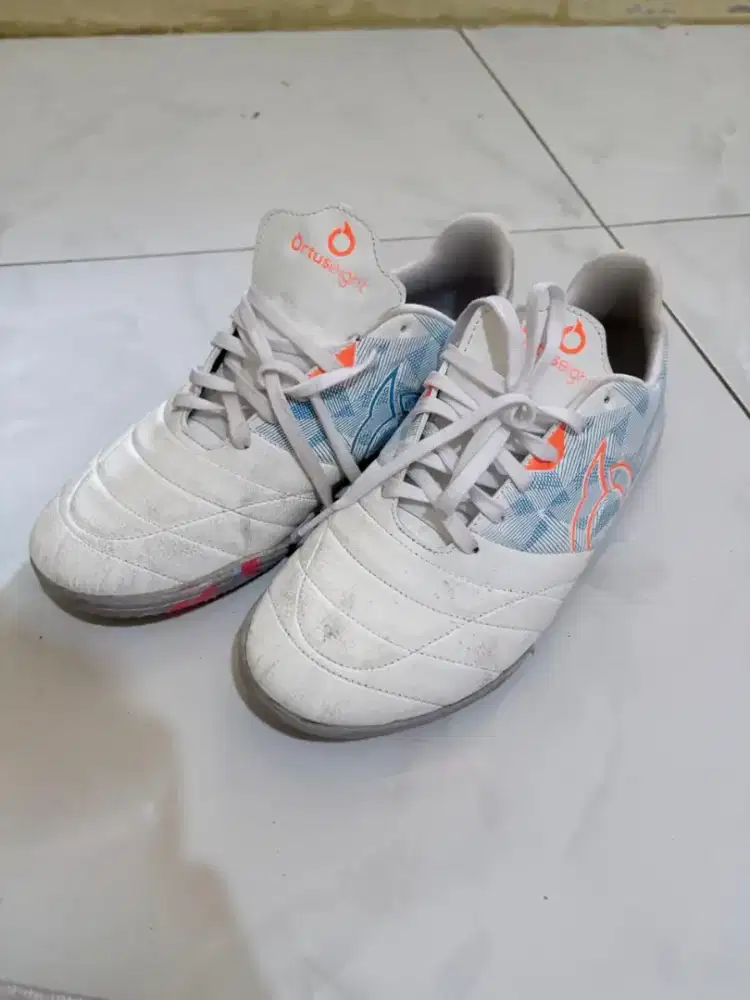 Sepatu Futsal Ortuseight Putih Kondisi Baik – Gratis (Salah Ukuran)