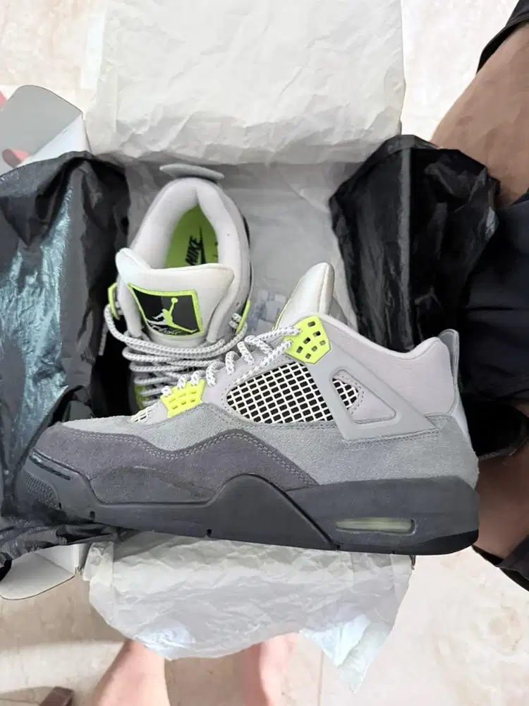 Sepatu Air Jordan 4 Retro SE 95 Neon