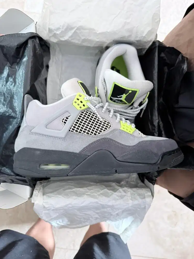 Sepatu Air Jordan 4 Retro SE 95 Neon