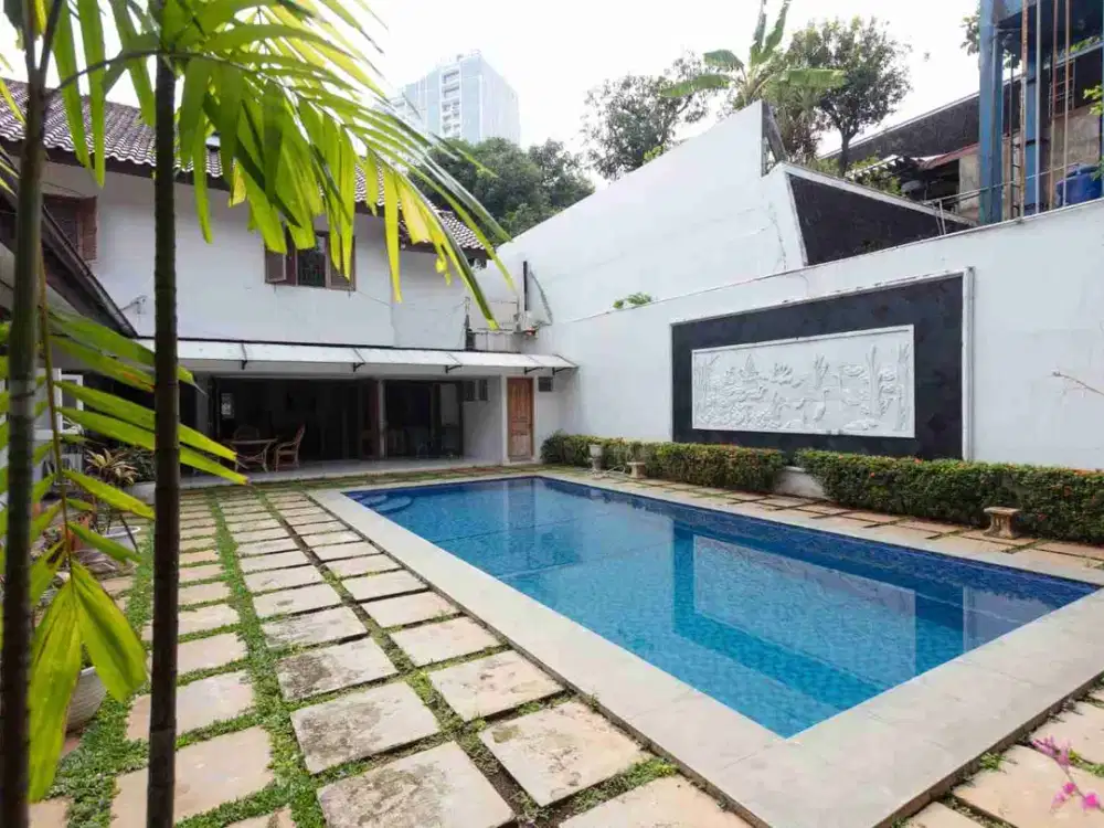 Rumah Mewah di Kebayoran Baru – LT 690m², Kolam Renang, hanya 900m ke MRT Blok M