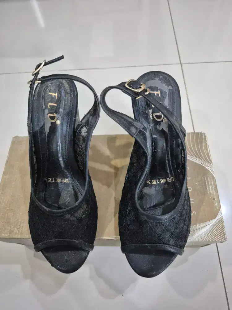 Sepatu wedges wanita