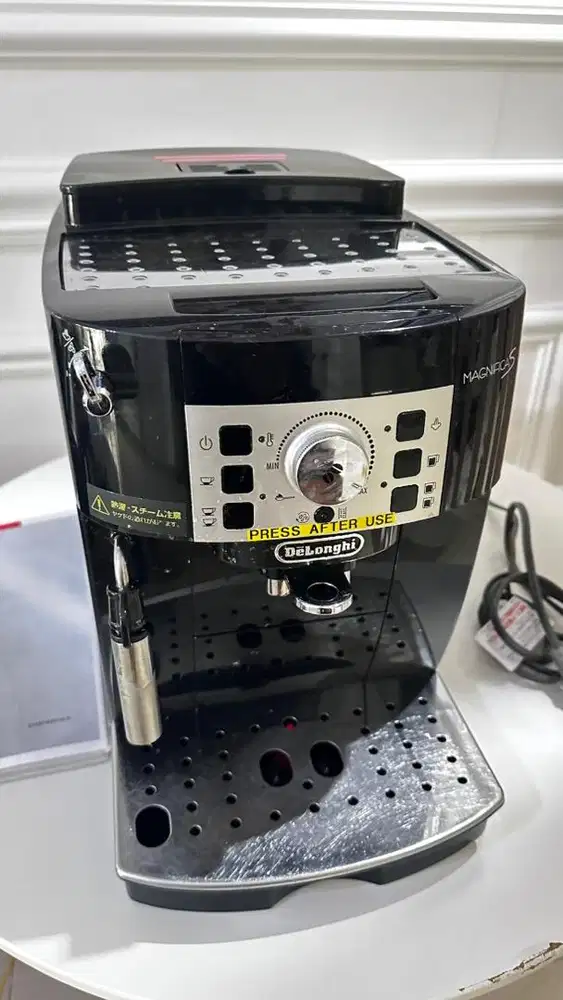 Mesin Kopi DeLonghi ECAM2211b 100V 50-60hZ 1450W