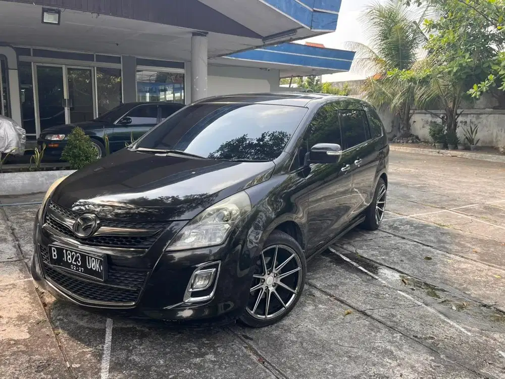 Mazda 8 Hitam 2011