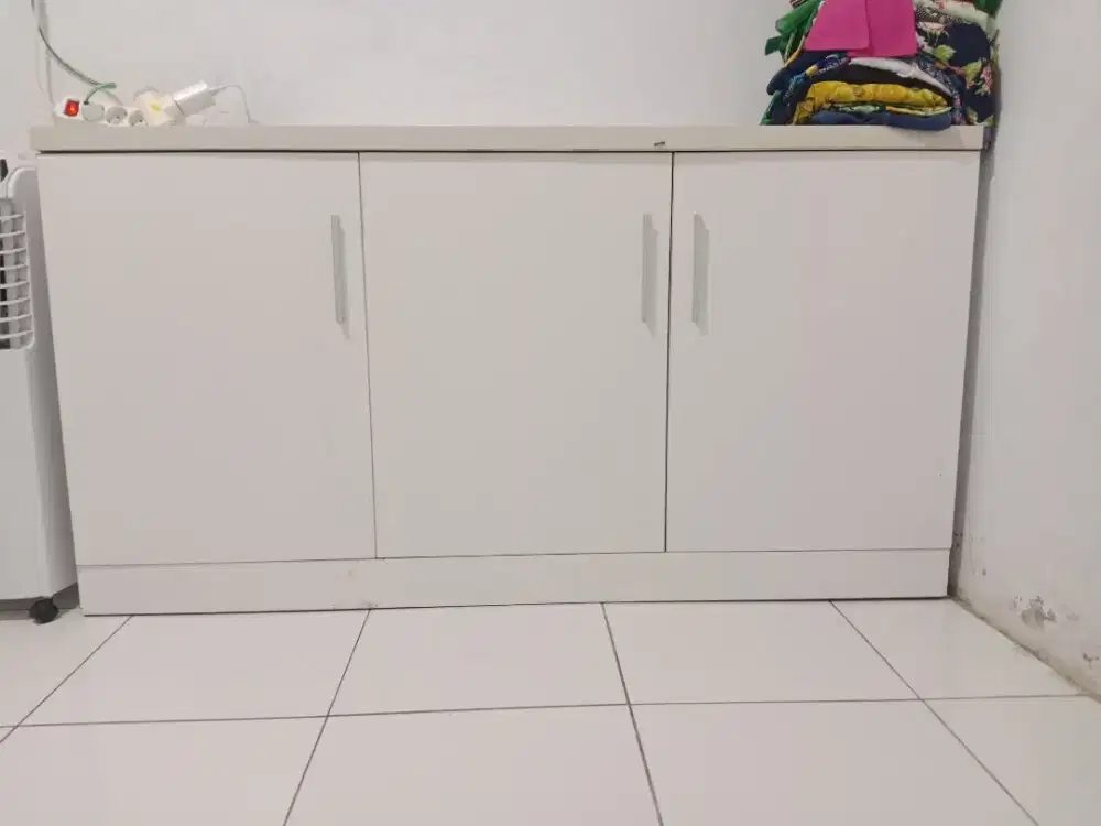 Lemari putih mulus