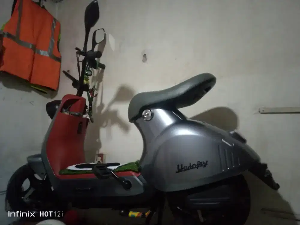 Sepeda listrik model vespa