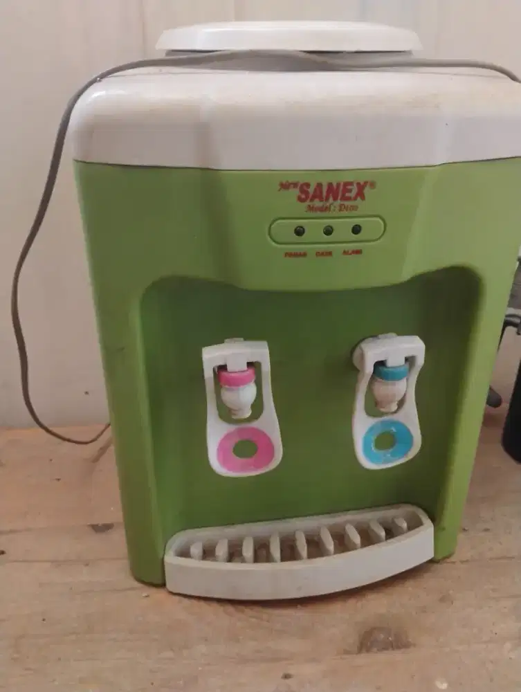Dispenser air panas dan air biasa