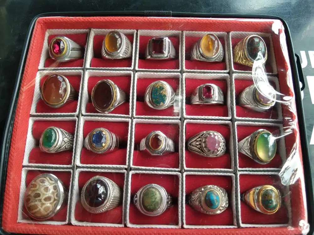 Aneka cincin batu