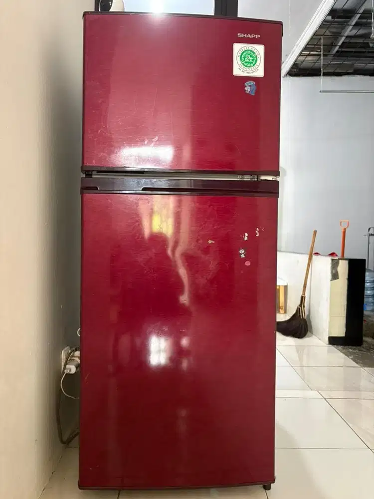Di jual kulkas dua pintu kondisi masih bagus