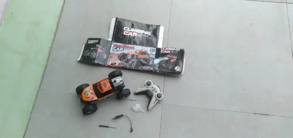 Di jual barang aneka kesenangan anak mobil remot ada lampu,musik