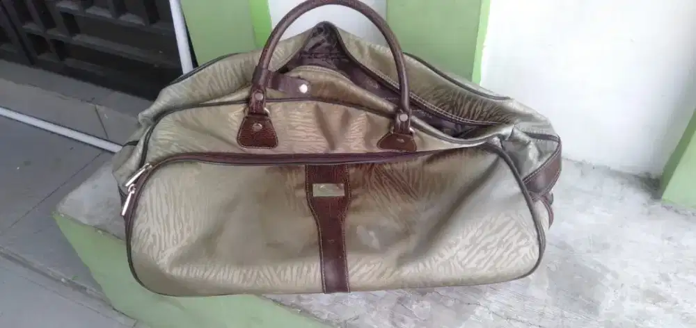Di jual tas,koper jinjing,sandang dll wa dan hp bisa cod, di kirim