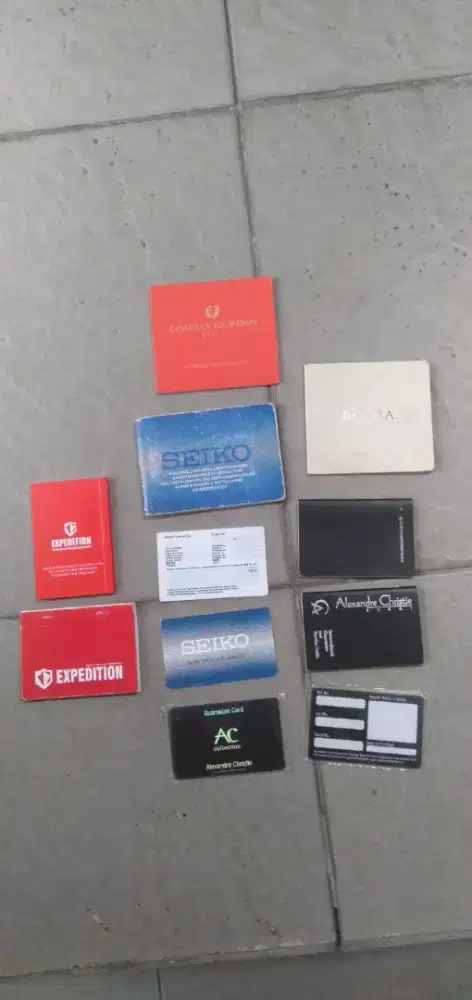 Di jual semua macam buku,kartu,jam ,kotak  yg butuh ,minat aja