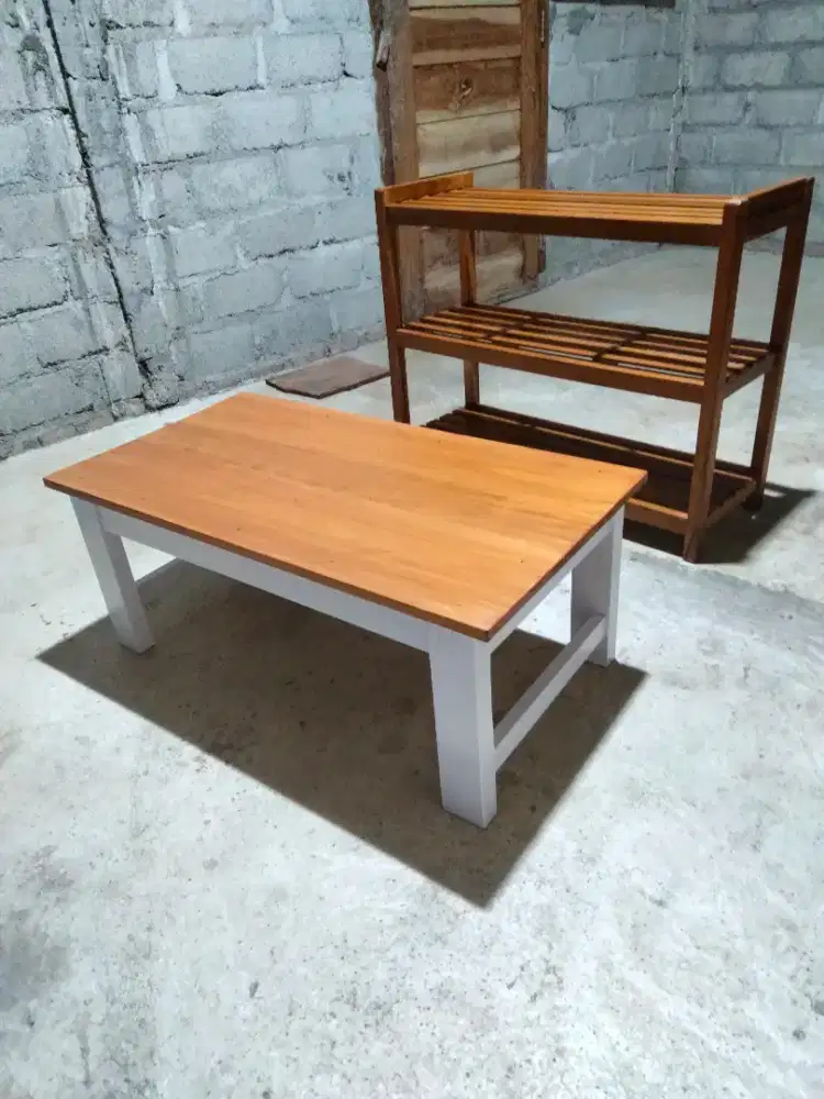 Meja lesehan dan rak serbaguna