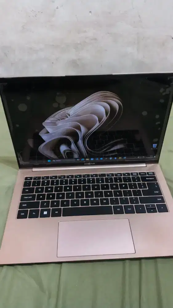 Jual Laptop Advan WorkPro i5 8/256 warna Gold (Langka)