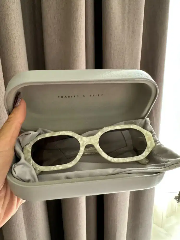 Kacamata charles n keith ori