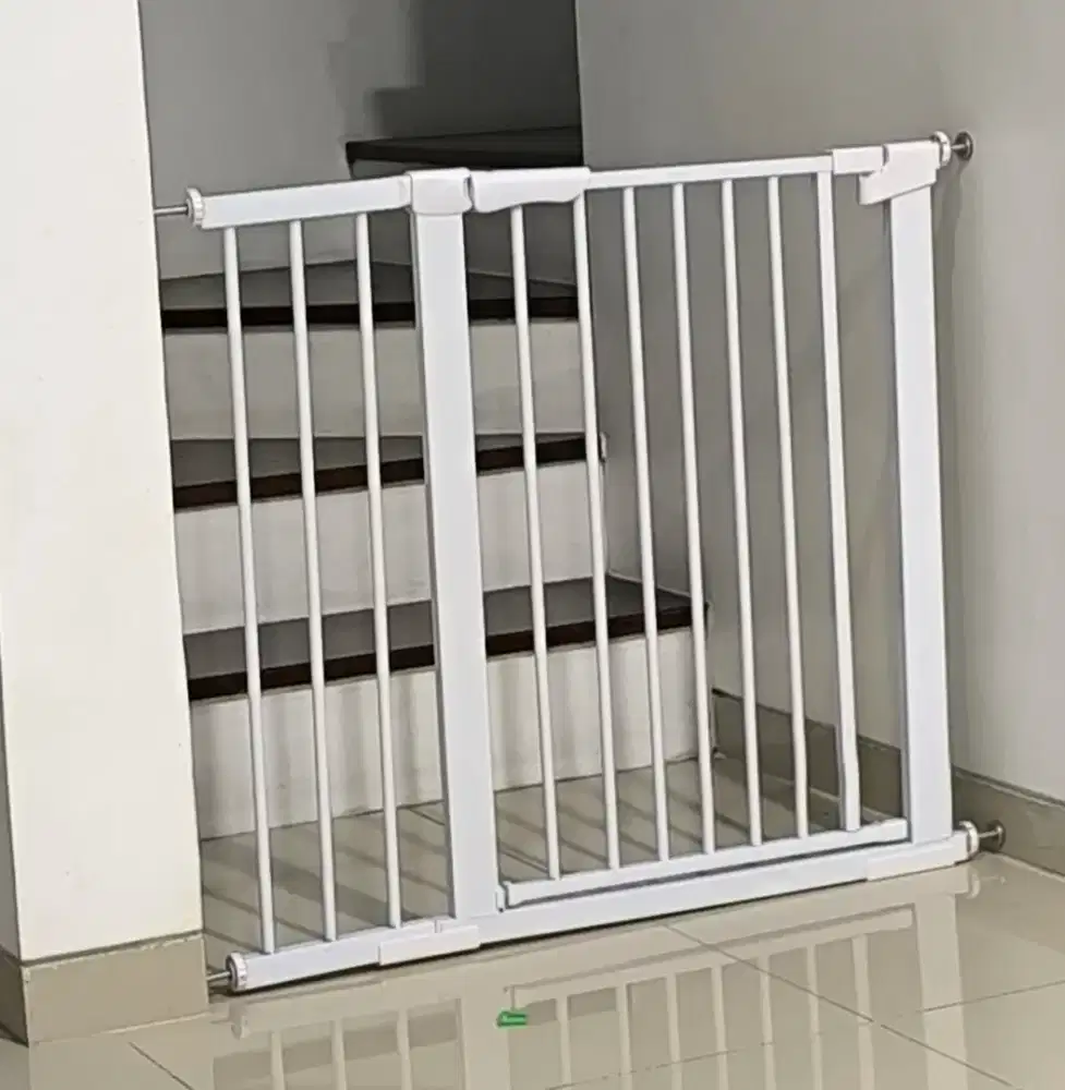 Pintu pengaman bayi untuk pintu dan tangga