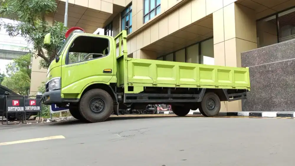 Hino dutro 110 SDL engkel 4 roda long bak 3way tahun 2013