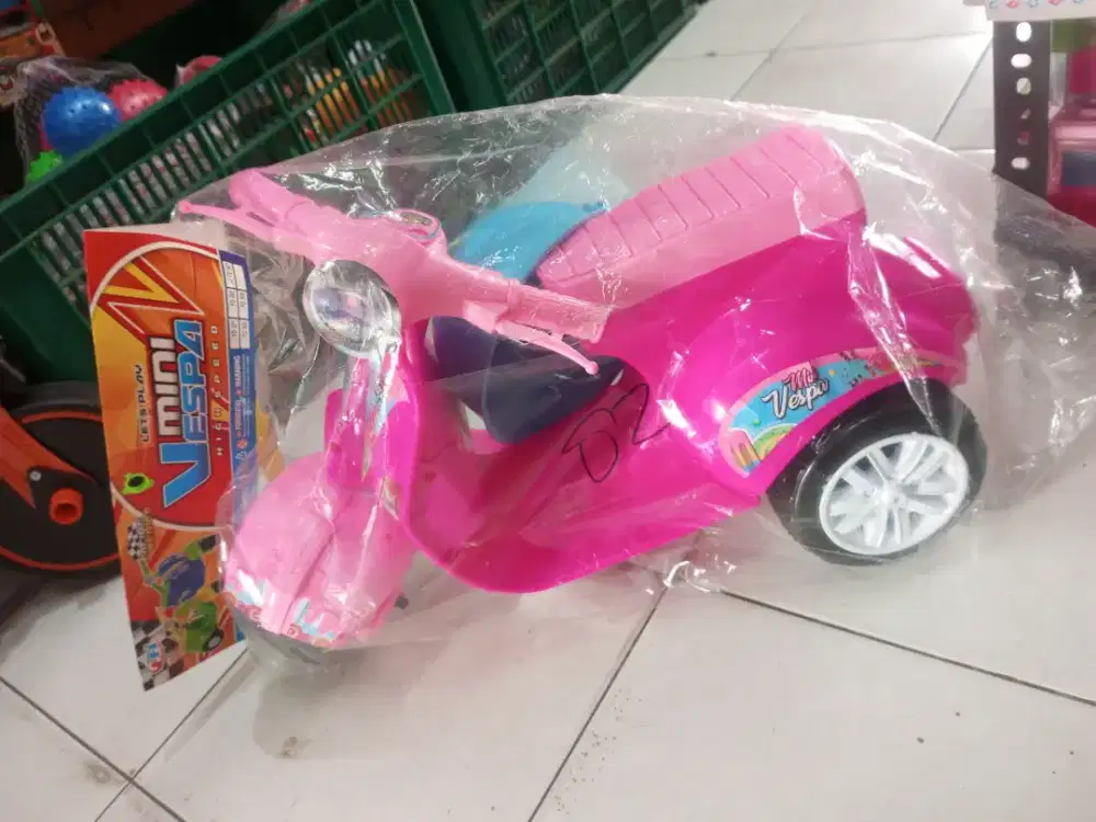 Mainan Anak Vespa Naik Helm