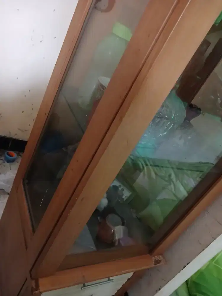 Lemari Kaca Hias mulus bahan berkualitas cocok tuk Pajangan di depan