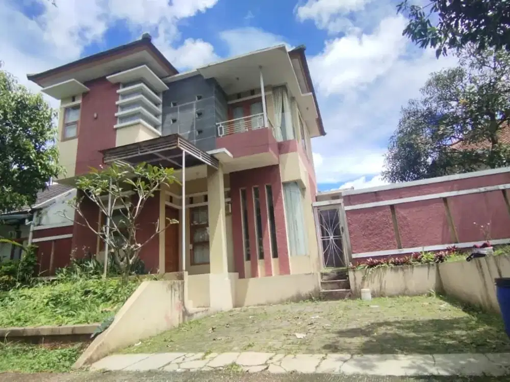 Disewakan Rumah Sariwangi dalam komplek dekat geger kalong sarijadi cimahi dg view kota Bandung