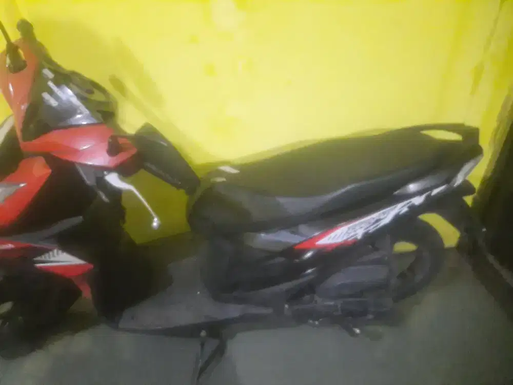 motor beat tahun 2023 warna merah hitam