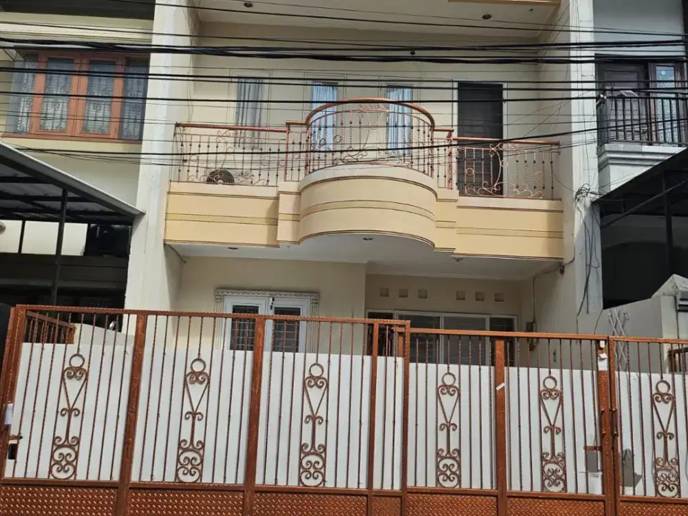 Dijual Rumah 2.5 Lantai di Taman nyiur