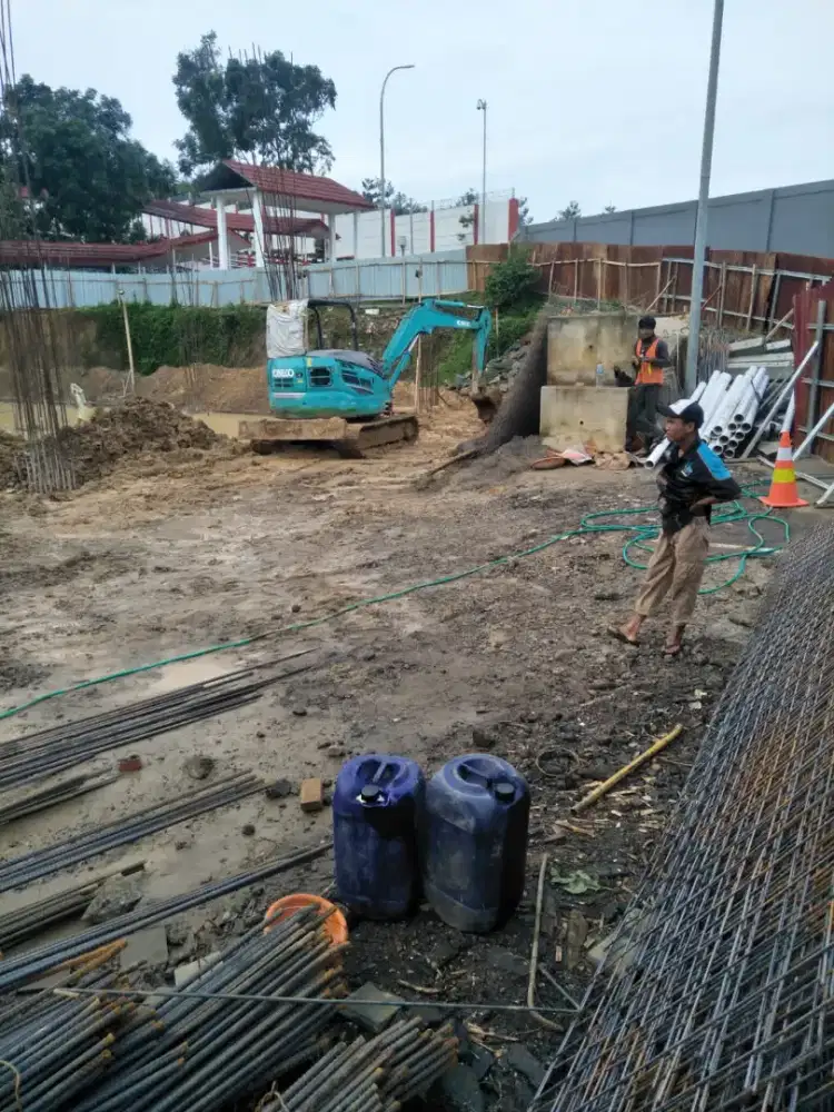 Galian basement pengurugan tanah bongkar bangunan ruko lama