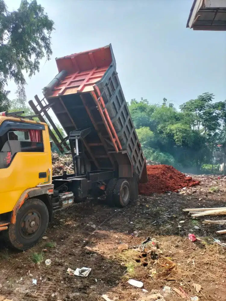 Urugan tanah campur tanah merah angkut puing