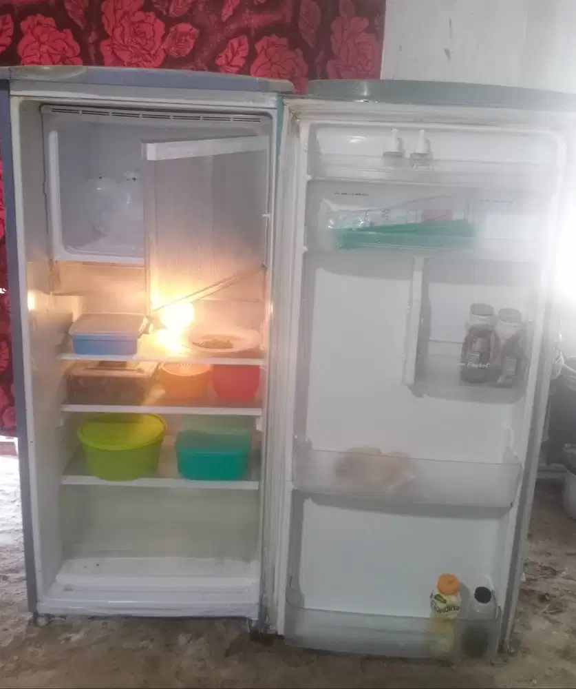 Kulkas 1 pintu SANYO UKURAN BESAR.Mesin original pabrik belum rusak.