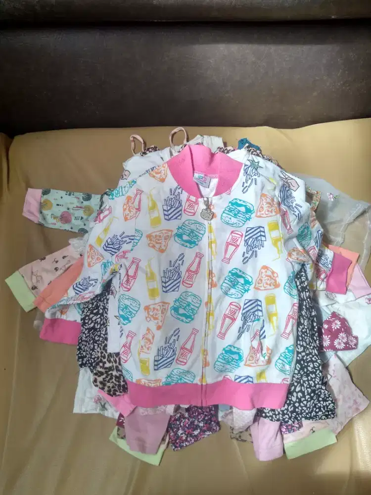 dijual pakaian anak cewe 3-5thn ada 60 pcs preloved