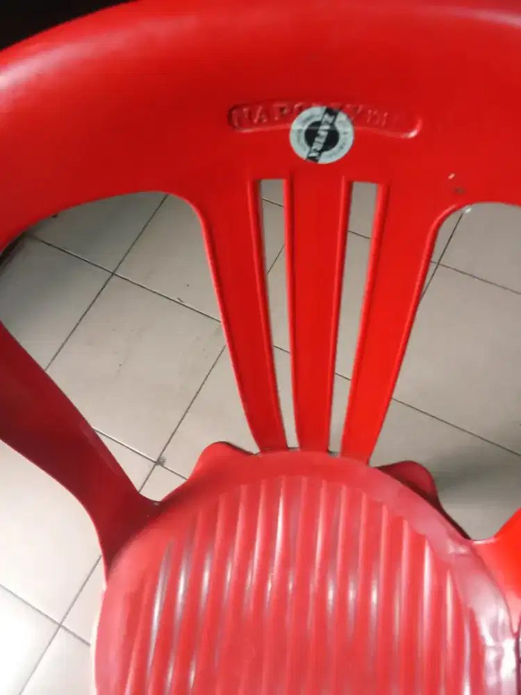 Kursi plastik Napoli seperti baru