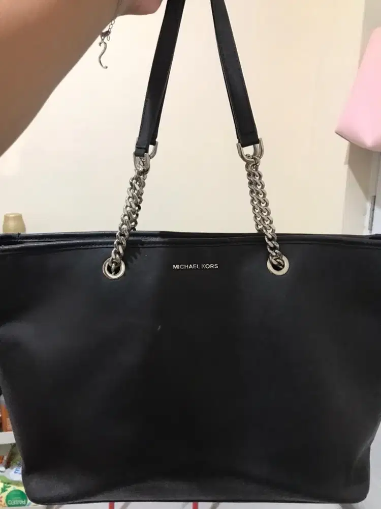 Michael Kors besar jual cepet