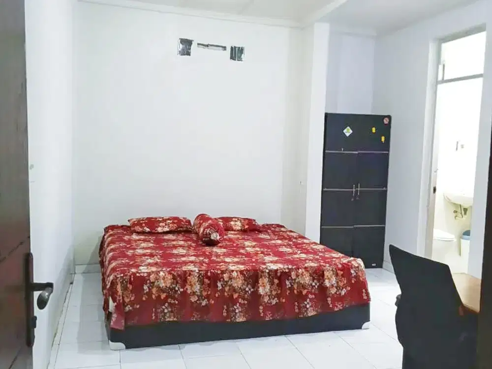 Kost Griya Asri, Kamar Mandi Dalam, Ukuran Besar, Walking Distance ke Jalan Raya & Universitas Trisakti.