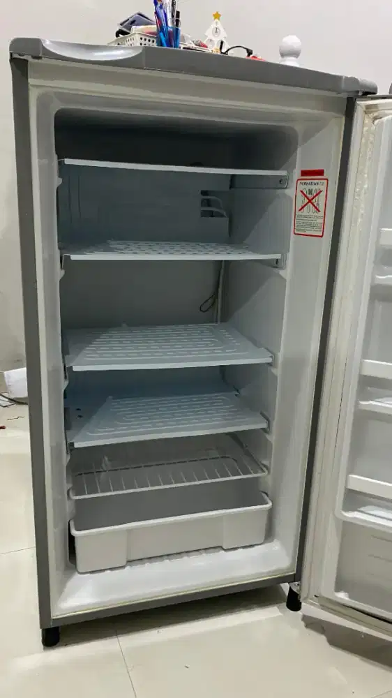 Dijual freezer merk Aqua
