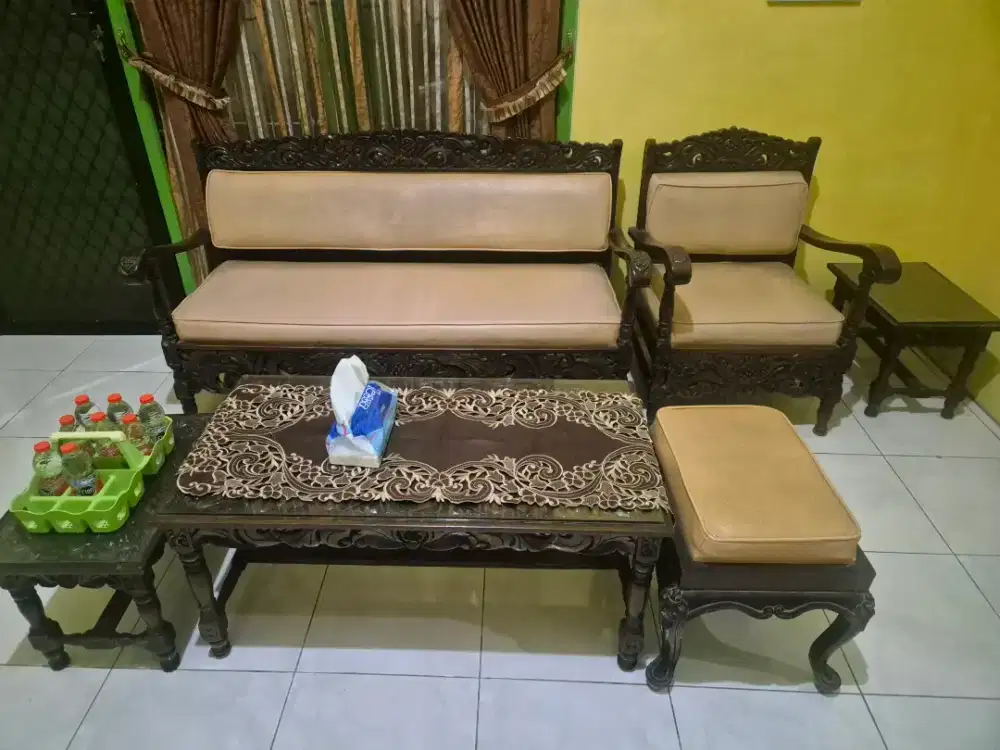 Dijual 1 set kursi dan meja tamu