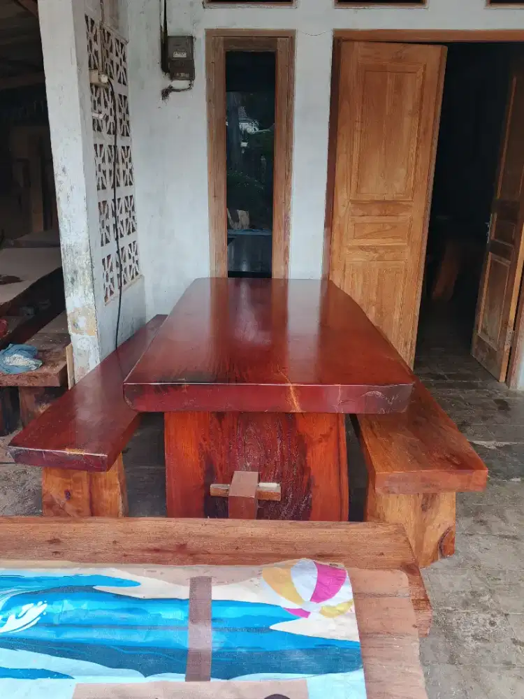 Meja makan antik teras