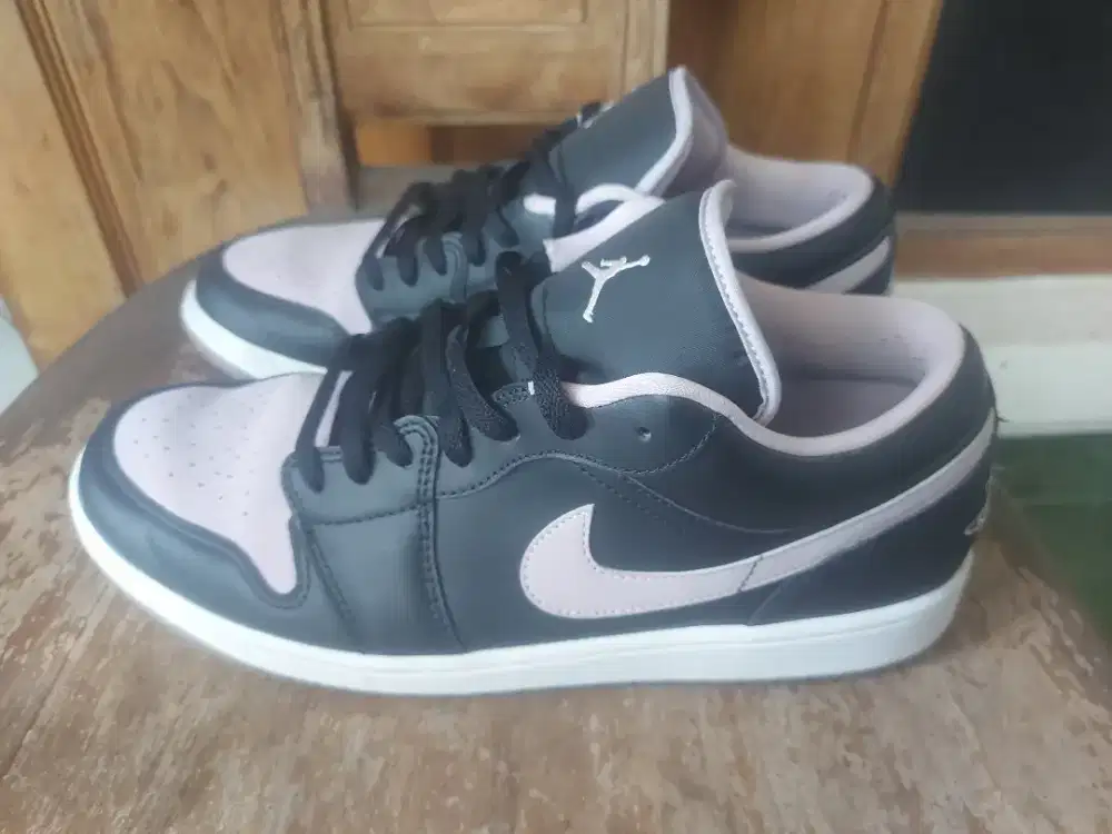 Nike Air Jordan 1 Low
Black/Iced Lilac-White