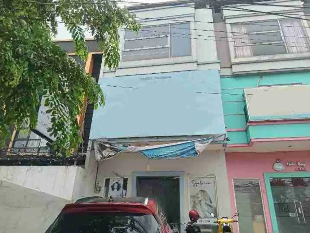 Ruko Bagus !! 3,5 Lantai Ex Salon Disewakan di Duren Sawit Jakarta Timur