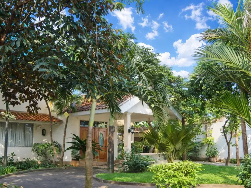 Rumah Asri dengan Halaman Luas & Nuansa Tropis di Jagakarsa