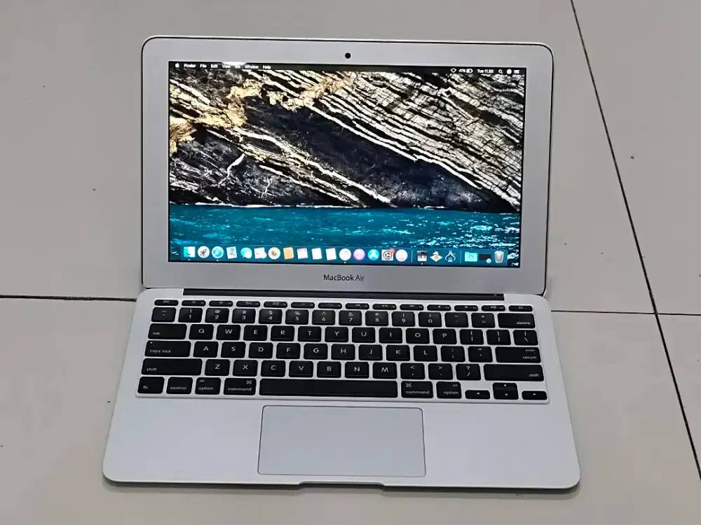 Macbook air 2012 11,6 inch Intel core i5 ram 4 gb ssd 128 gb
