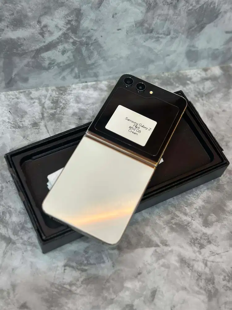 Samsung Flip 5 8/512 Cream Minus layer Garis di tengah