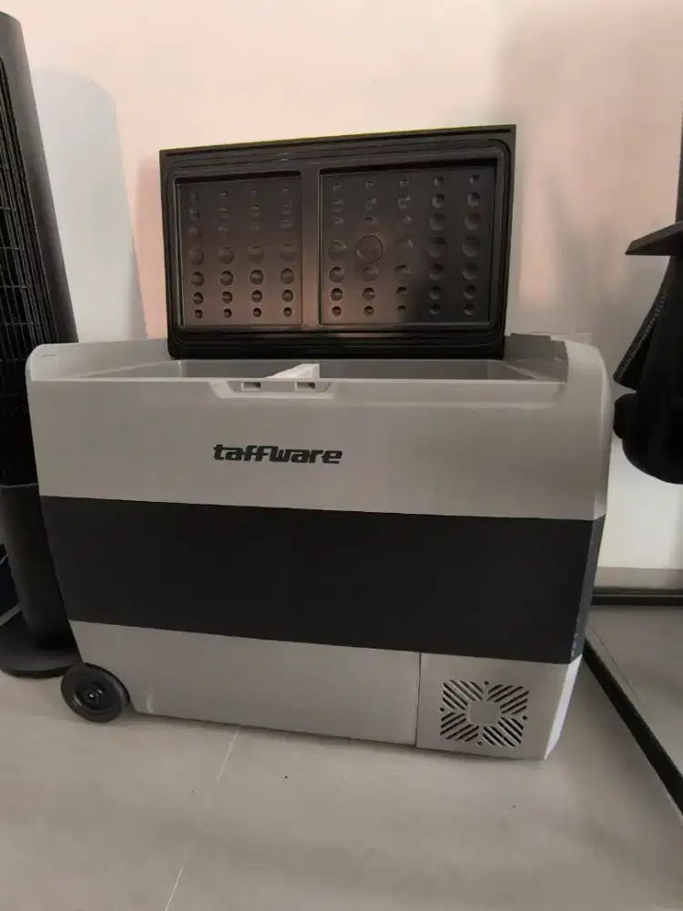 Kulkas portable Mobil Mini fridge and freezer 49.4L CF55