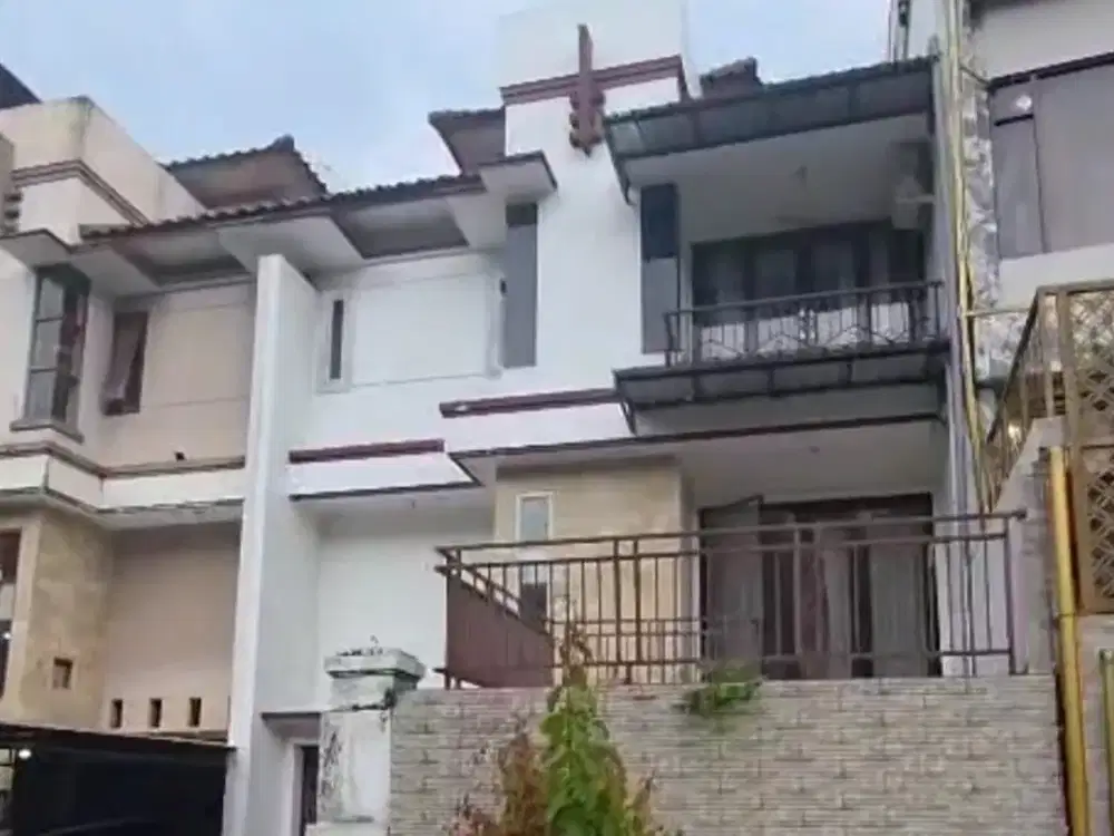 Rumah siap huni di Graha Candi Golf