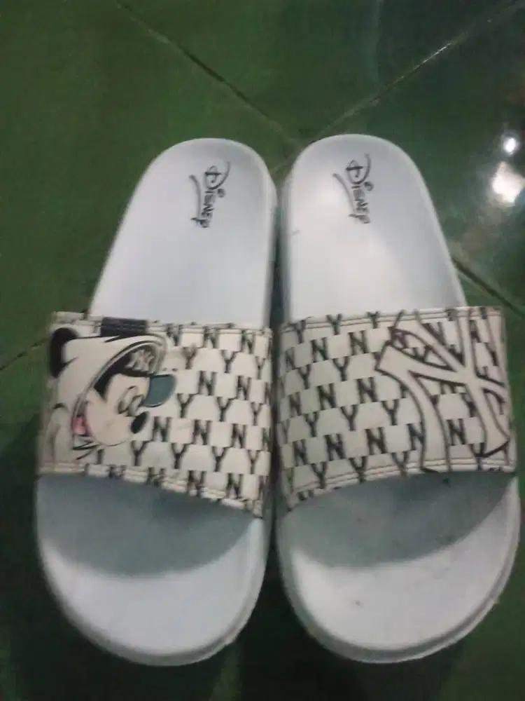 Sendal santai disney