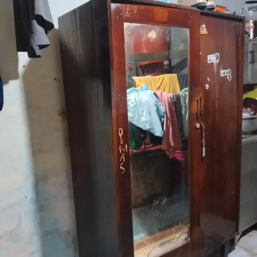 LEMARI JATI BU INGGIT