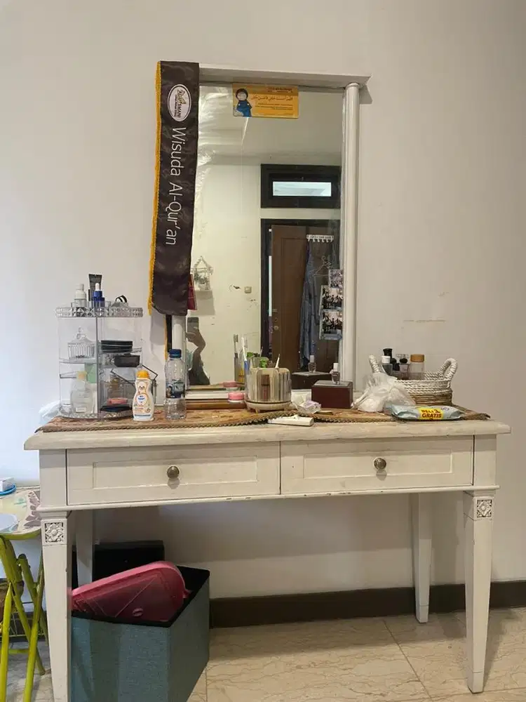 Meja rias bekas hotel