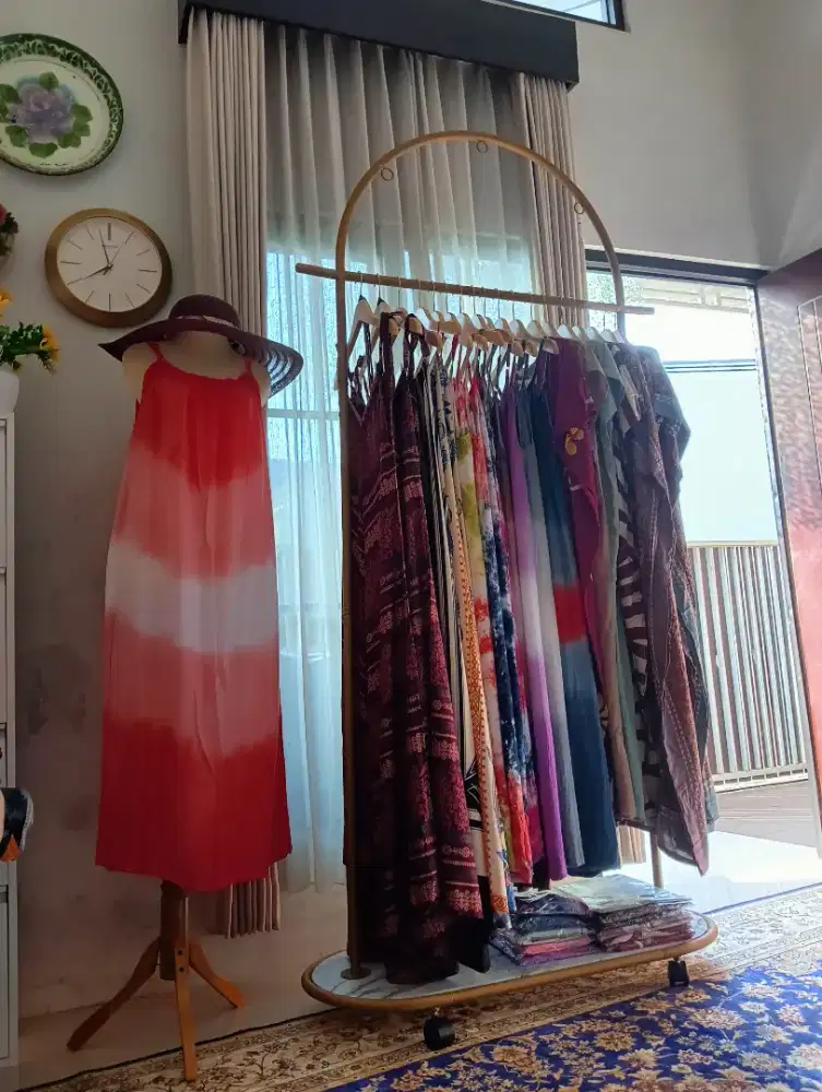 Patung display, rak gantung display, hanger kayu