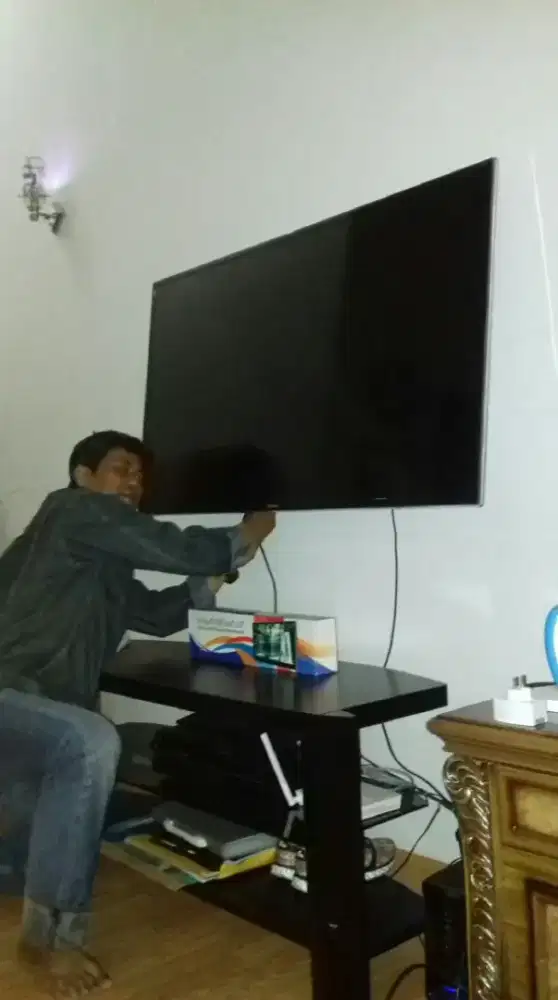 jasa PASANG BRACKET utk gantungan TV LED LCD di tembok di kota bandung