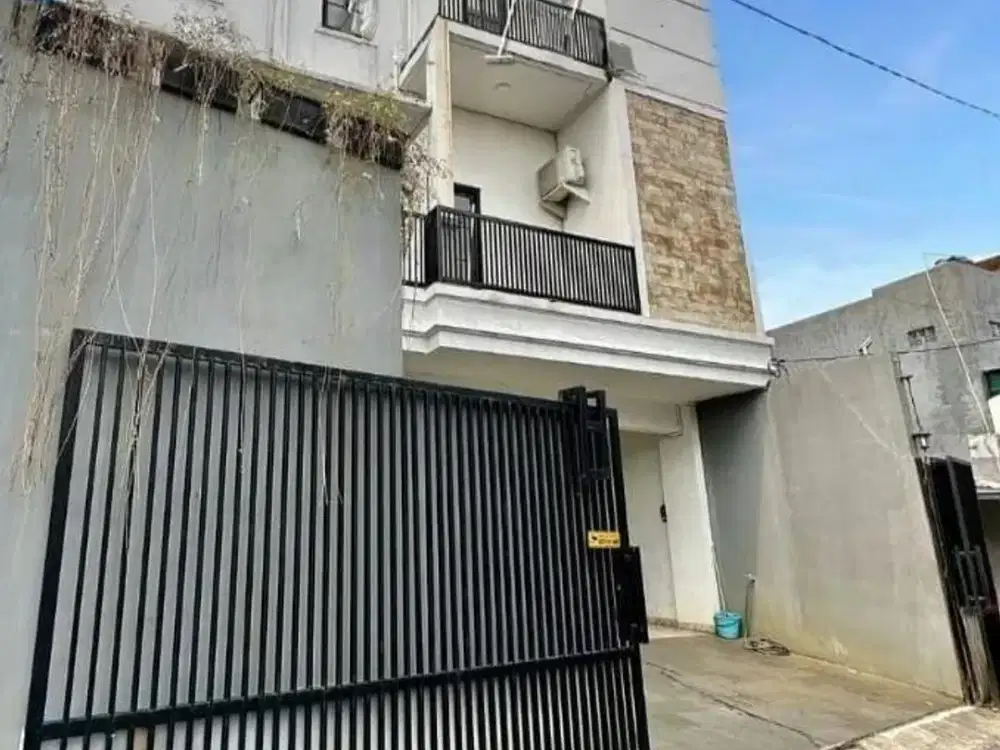 Dijual Rumah 3.5 Lantai dengan Private Pool – Mewah, Luas & Potensial Kost-Kosan!