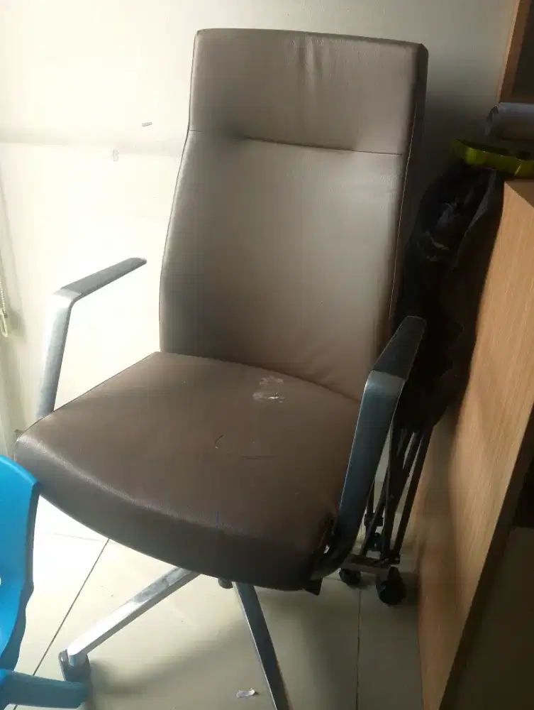 Kursi kantor merk hugo