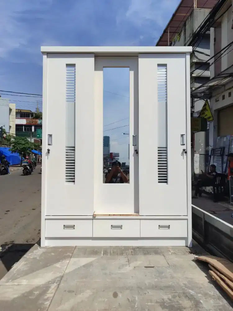 LEMARI PAKAIAN BAHAN TRIBLOK 3 PINTU